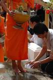 ประเพณี ตักบาตรดอกไม้