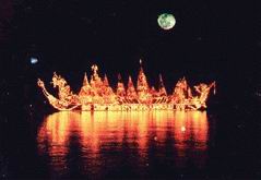 ประเพณีไหลเรือไฟ