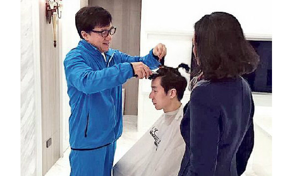 ภาพประทับใจ “เฉินหลง” ตัดผมต้อนรับชีวิตใหม่ให้ “เจย์ซี ชาน”