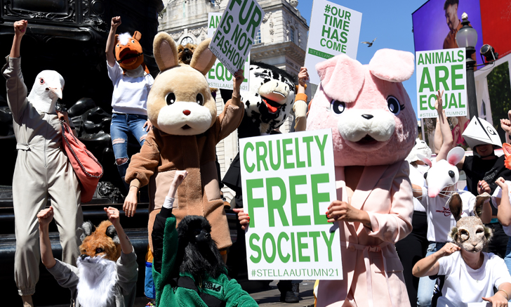Stella McCartney ส่งนายแบบนางแบบสวมชุดสัตว์ออกปฏิบัติการชวนยุติการค้าขนสัตว์