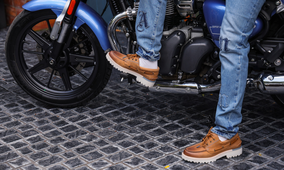 Sperry x Royal Enfield ความเรียบหรูคู่เท้าที่มาพร้อมความสบายยามขับขี่