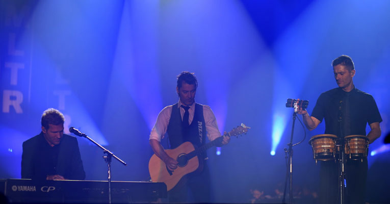 โชว์สุดอิน ปรากฎการณ์เพลงฮิตของสุดยอดศิลปินกลุ่มป็อปร็อก \