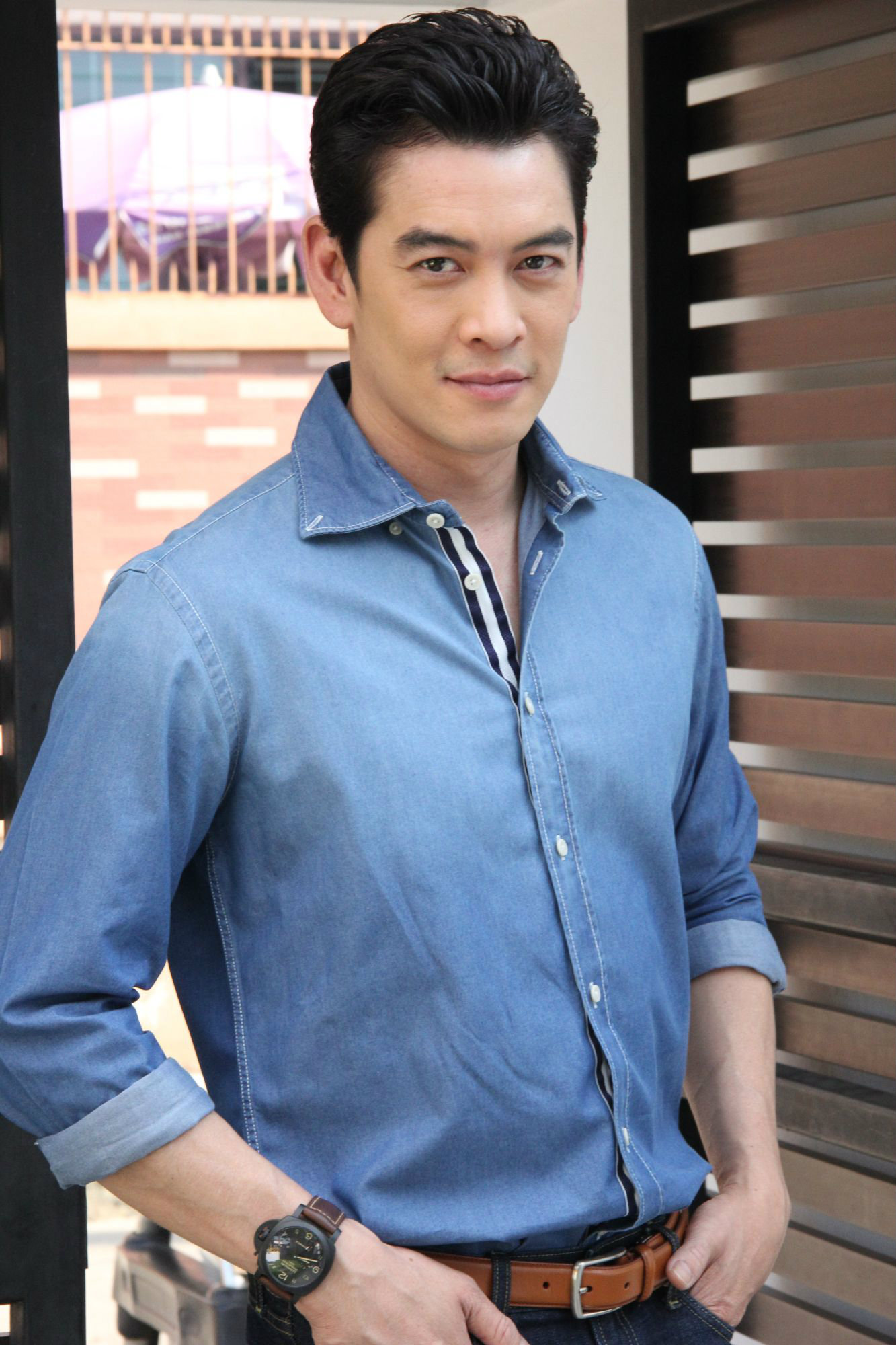 ชาคริต แย้มนาม