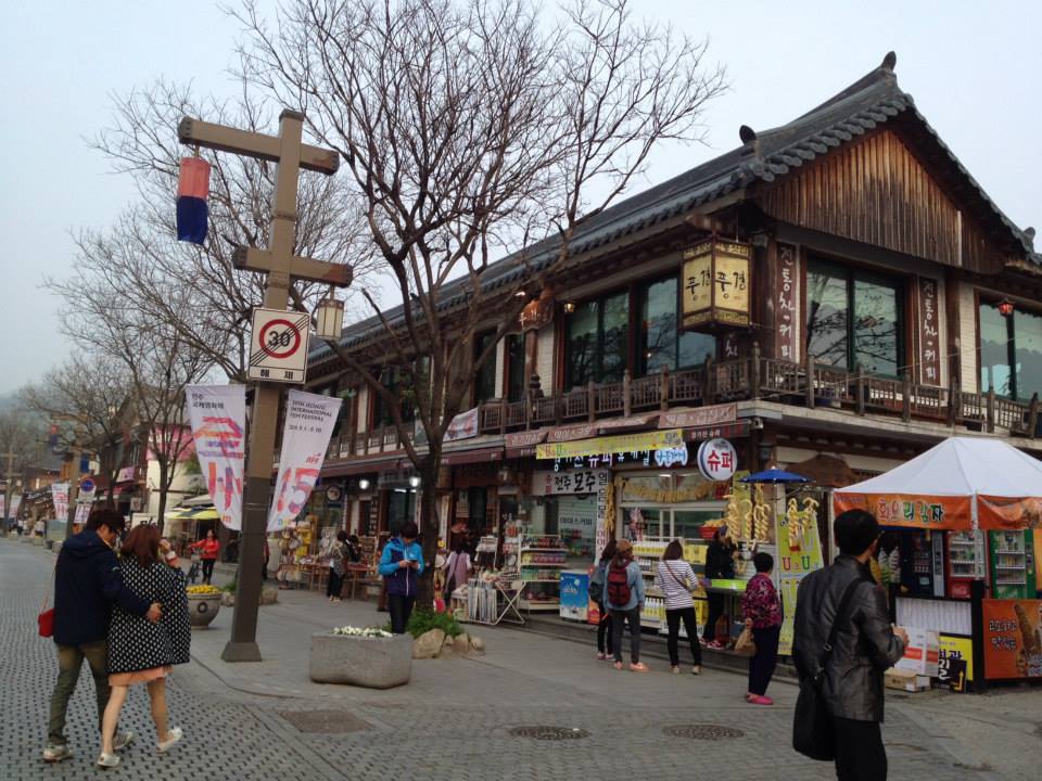 จอนจู (전주) เมืองเก่า ชุดฮันบก และ บีบิมบับ