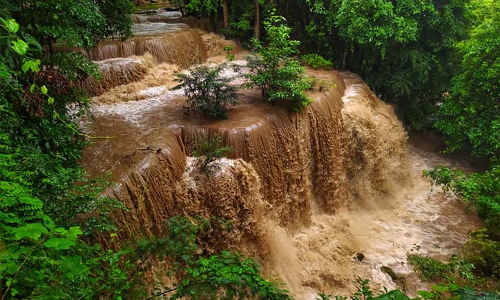 ภาพหาชมยาก! น้ำป่าไหลผ่านน้ำตกห้วยแม่ขมิ้น กลายเป็นน้ำตกสีช็อกโกแลต