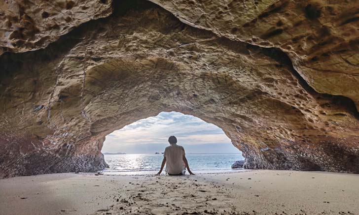 เปิดมุมลับเกาะล้าน! ถ้ำแดง หาดทองหลาง