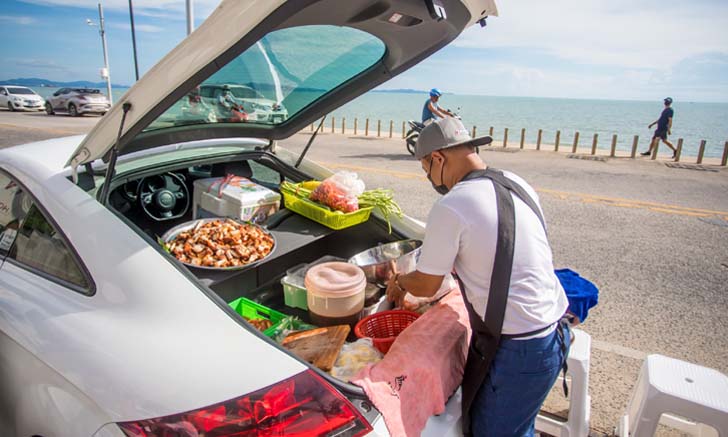 กระแสดีเกินคาด! หนุ่มเปิดท้ายรถ Audi ขายส้มตำ สู้วิกฤติช่วงโควิด