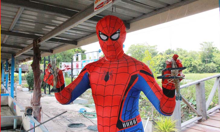 ยุคนี้ต้องสู้! หนุ่มเจ้าของร้านแต่งชุดสไปเดอร์แมนขายกุ้ง-ปลานิลกระตุ้นยอดขายสู้โควิด