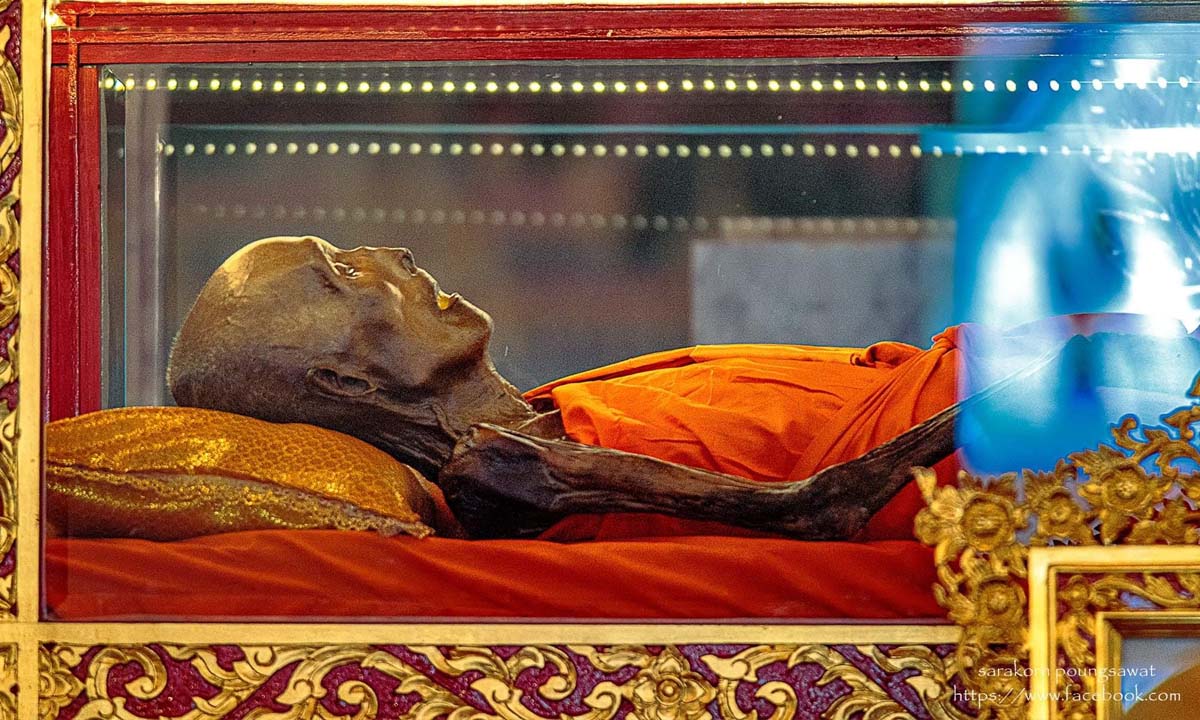 สังขารหลวงพ่อรวย วัดตะโก เกจิดังแห่งเมืองกรุงเก่า บรรจุในโลงแก้วสังขารไม่เน่าเปื่อย