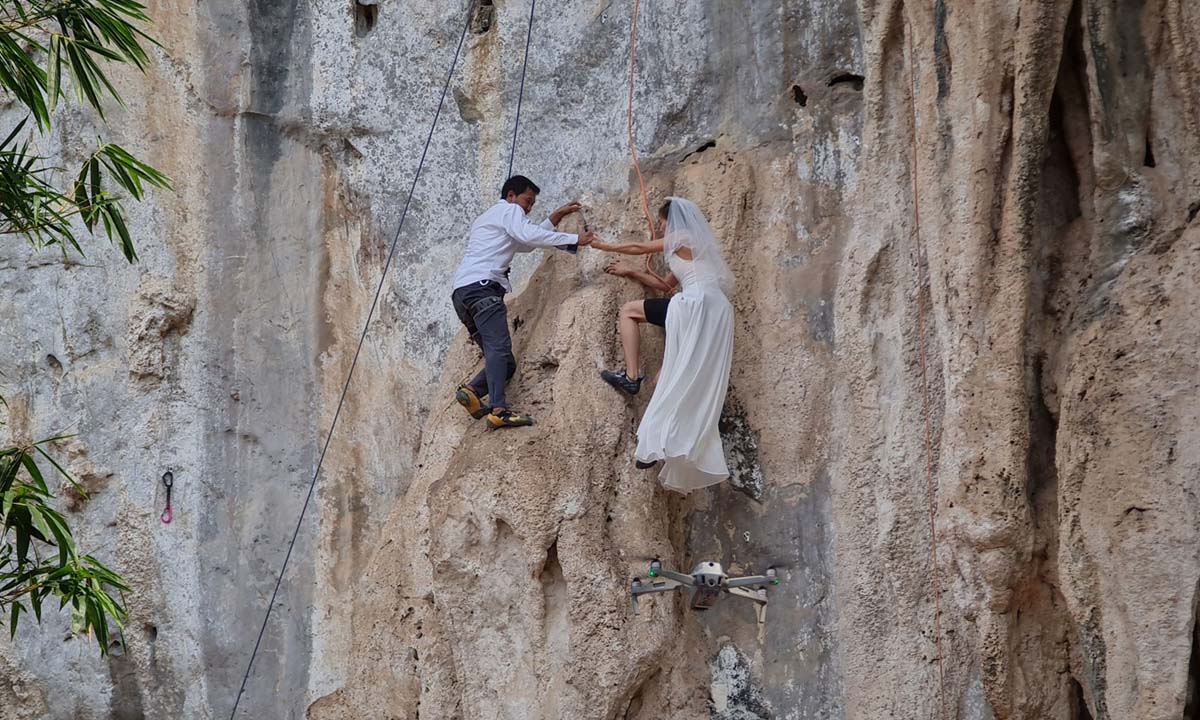 ปีนหน้าผาจดทะเบียนสมรสที่ ริมหน้าผา Hard Rock บ้านมุง มิติใหม่ของการจดทะเบียน!