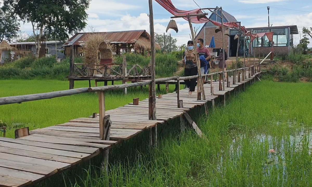 มองต์-นา คาเฟ่ การปรับตัวของเกษตรกรที่เปลี่ยนผืนนาให้กลายเป็นคาเฟ่สุดชิล