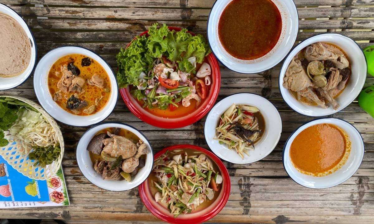 ครูเอก ขนมจีนประโดก ตำนานความอร่อยคู่เมืองโคราช ในบรรยากาศสุดชิล