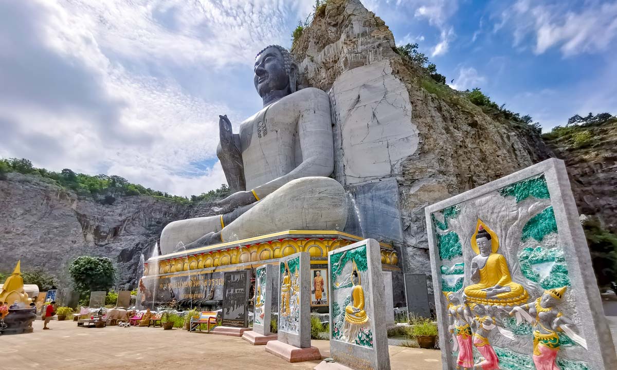 พระพุทธปุษยคีรีศรีสุวรรณภูมิ พระพุทธรูปแกะสลักจากหน้าผาหินที่ใหญ่ที่สุดของเมืองไทย!
