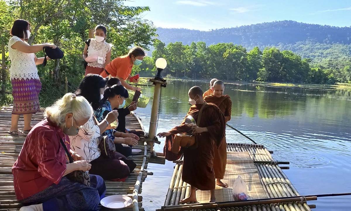 วิถีงดงาม พระสงฆ์ออกบิณฑบาตรด้วยแพไม้ไผ่ @อ่างเก็บน้ำสุขสมบูรณ์