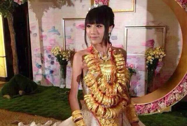หวือหวา! เจ้าสาวจีนใส่ทอง หลายสิบกิโลเข้าพิธีแต่งงาน